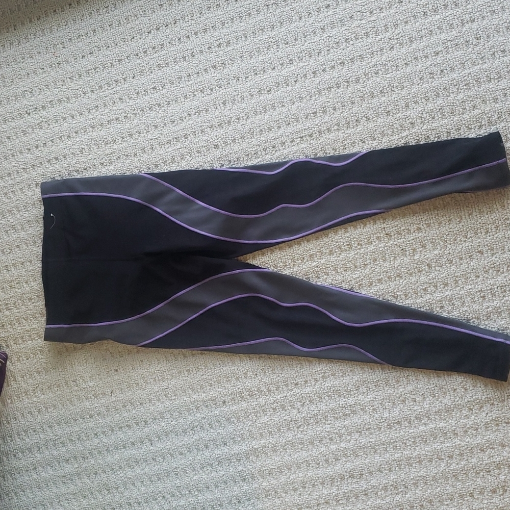 Black and slimming purple design leggings